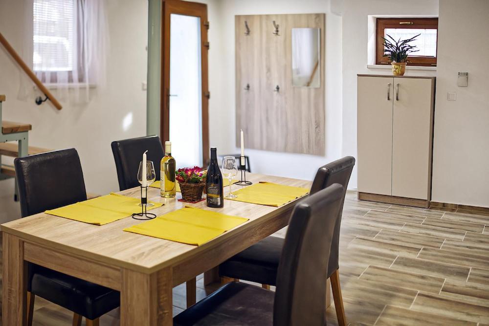 Nice Accommodation In Микулов Екстериор снимка